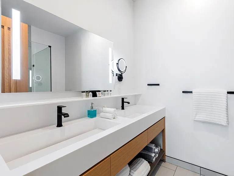 Clean and crisp bathroom with fresh towels