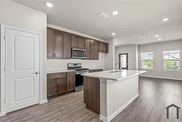 4 bed, 2366 sqft, $2,900 — Photo 2