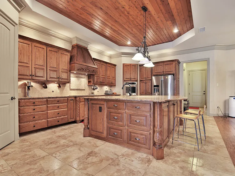 9201 York Pl — Photo 1