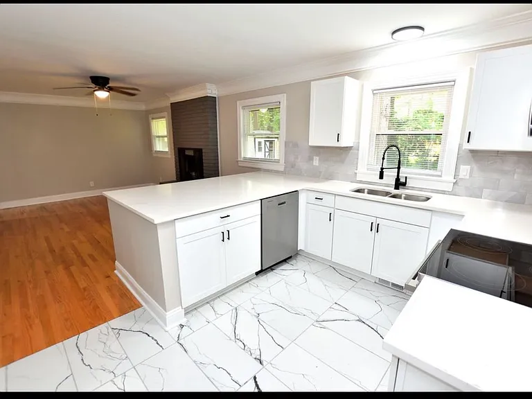 836 Burton St — Photo 4