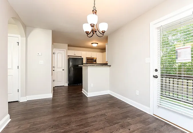1144 E College St — Photo 7