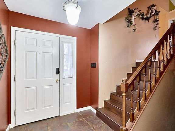 4th image of 24 Jumper Hill Ct