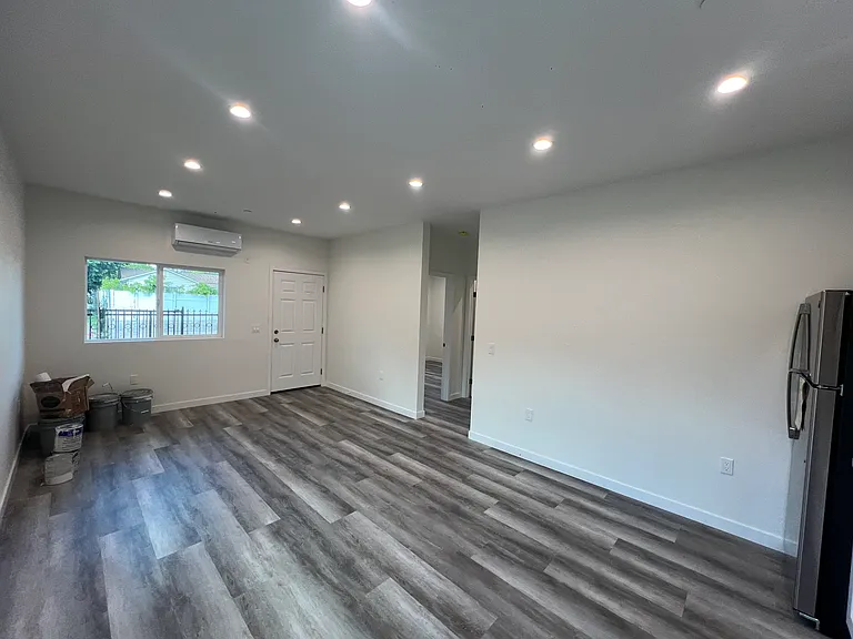 11616 Hamlin St — Photo 5