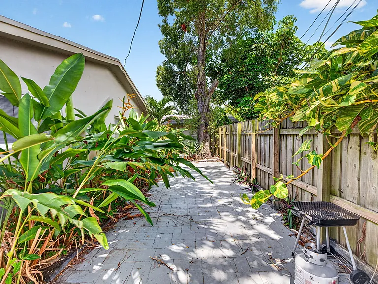 2500 SW 18th Ter #5 — Photo 16
