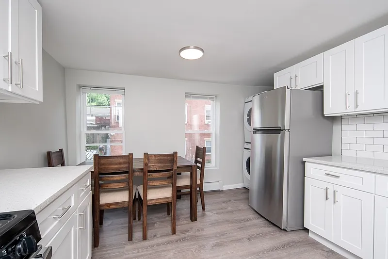 4 bed, 1.0 bath, 1500 sqft, $1,995 — Photo 2