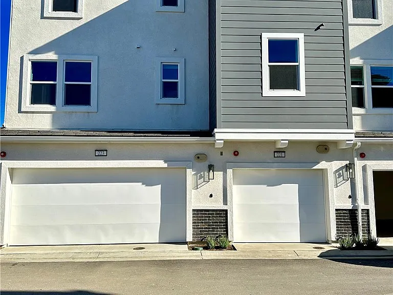 221 N Vincent Ave — Photo 1