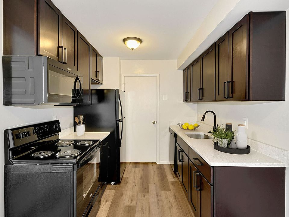 Upgraded townhome Kitchen