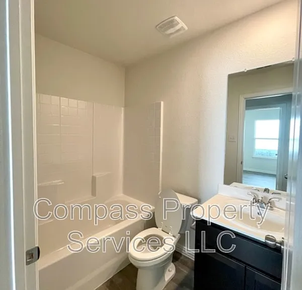 1114B Chestnut St — Photo 9