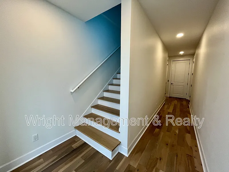3 bed, 3.0 bath, 2390 sqft, $4,125 — Photo 4