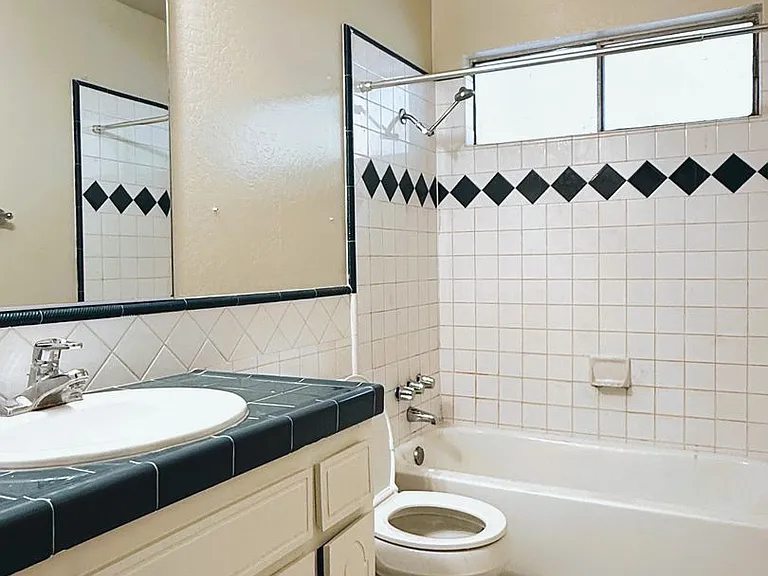385 El Rio Ct — Photo 3