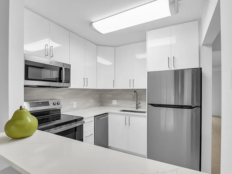 175 Fanshaw E — Photo 3