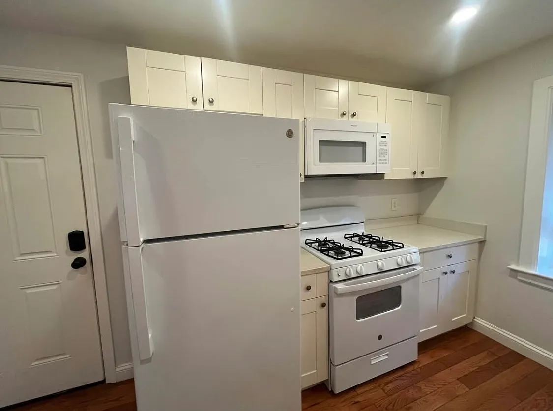 3 bed, 1000 sqft, $2,950 — Photo 2