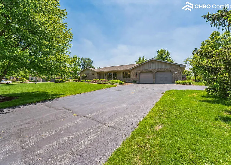 Peaceful "Beverly Hills" of SW Chicagoland neighborhood
