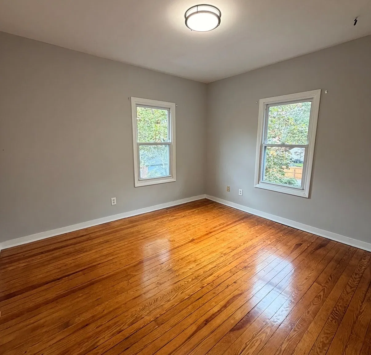 3 bed, 1.0 bath, 3048 sqft, $2,000 — Photo 3