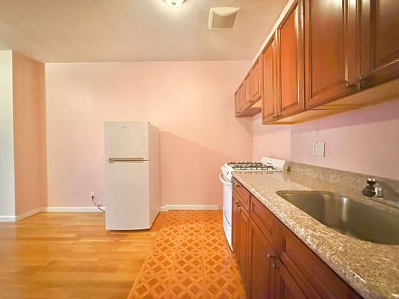 3rd image of 815 De Kalb Ave #2