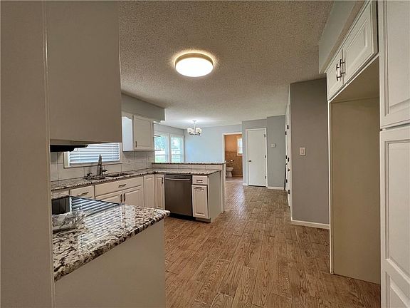 5th image of 921 S Valley Dr