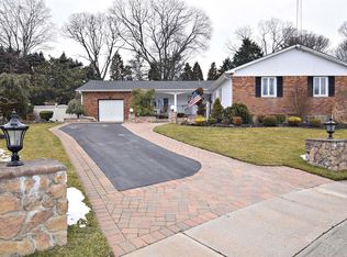 22 Fieldcrest Ln, Farmingdale, NY 11735