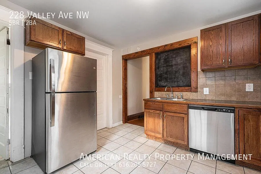 5 bed, 1600 sqft, $2,800 — Photo 3