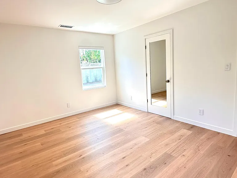 1376 Geneva Ave — Photo 2