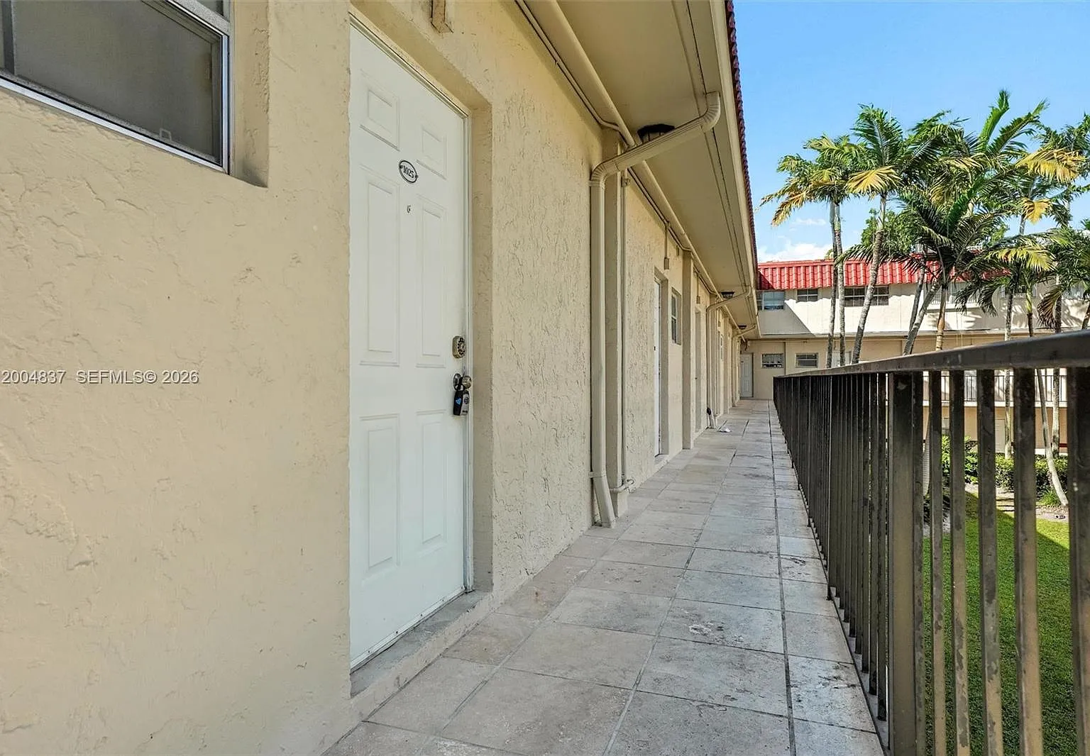 Villas Of Pinecrest Condo — Photo 1