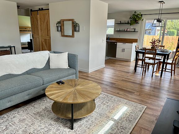 Livingroom includes TV + wifi.