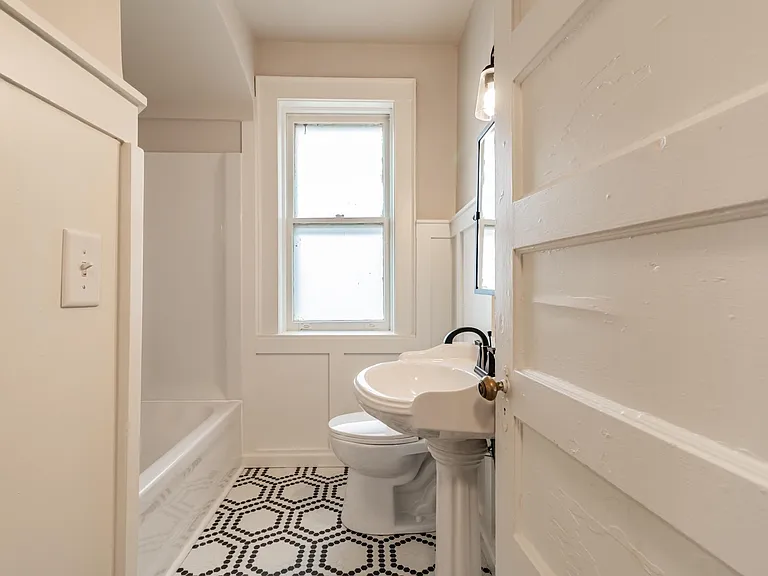410 SE 2nd St #2 — Photo 10