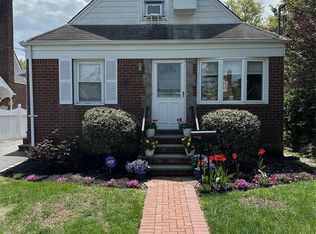 88 Dyckman Ave, New Hyde Park, NY 11040