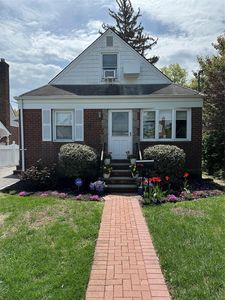 88 Dyckman Avenue, New Hyde Park, NY, 11040