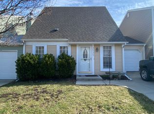 29W407 Candlewood Ln, Warrenville, IL 60555