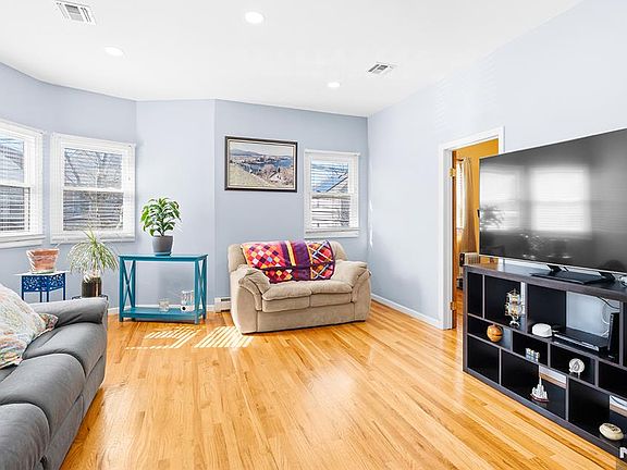 5th image of 131 Johnston Ave