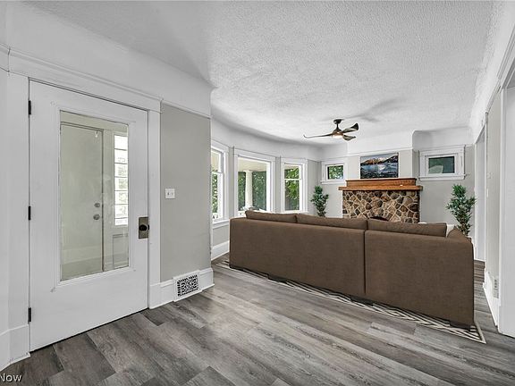 3rd image of 1659 Lee Rd