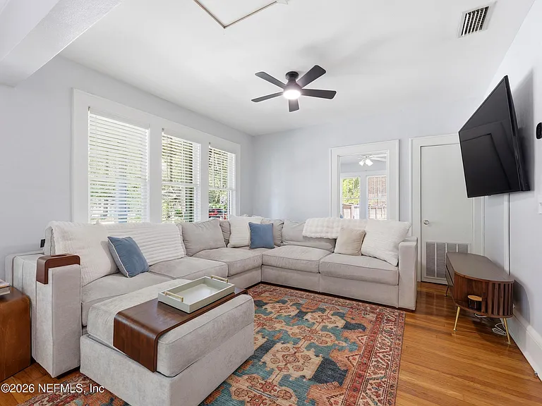 1222 Ingleside Ave — Photo 2