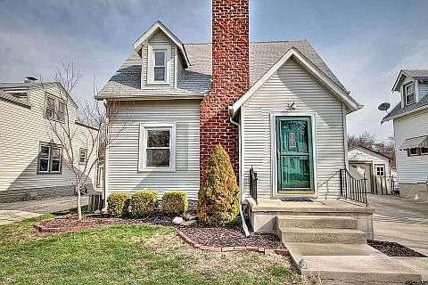 1620 W Clark St photo 1