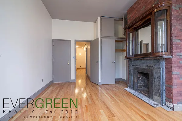 Rented by Evergreen Apartments BK | media 9