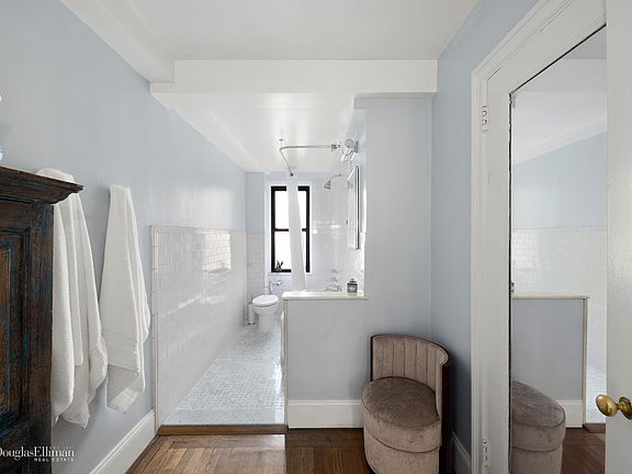 4th image of 225 E 73rd St #5A