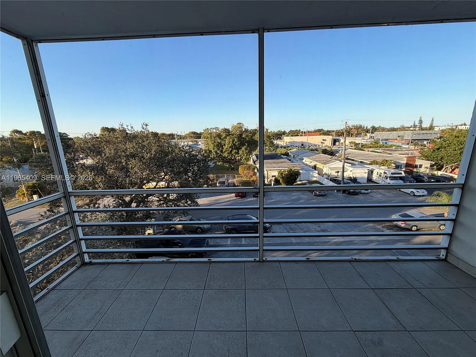 Dixiana Condo — Photo 3