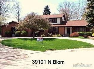 39101 N Blom Dr, Harrison Township, MI 48045