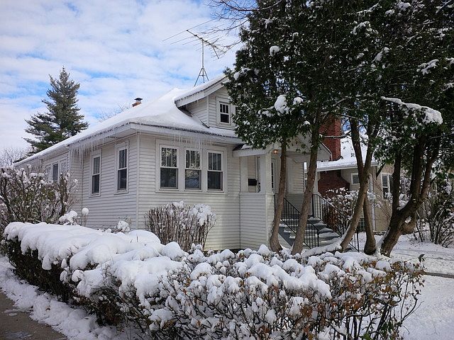1st image of 220 E Oak St