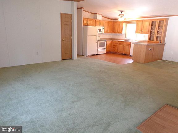 5th image of 104 Stillwagon Ln