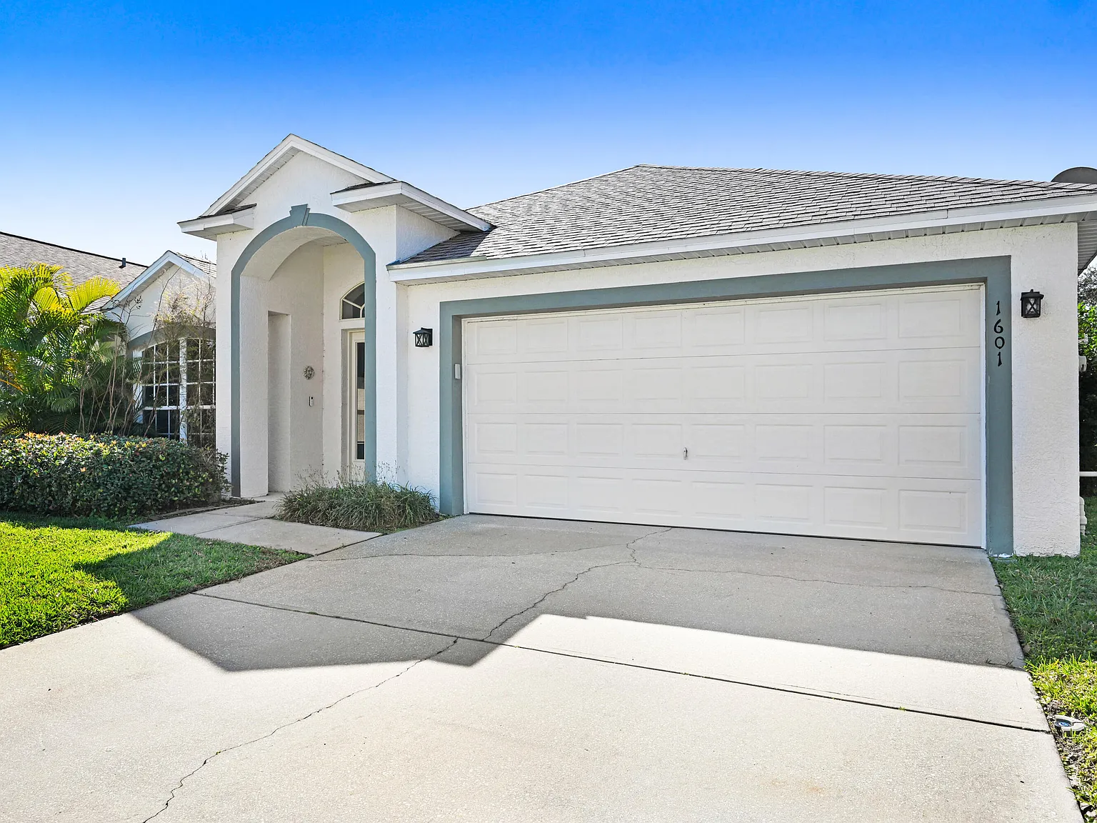 3 bed, 2.0 bath, 1928 sqft, $2,550 — Photo 2