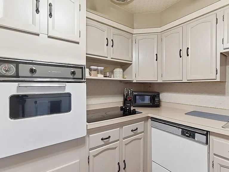 144 N Dithridge St #814 — Photo 7