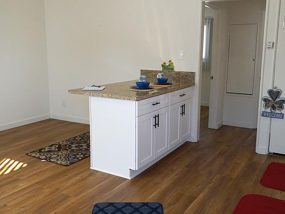 LIVING ROOM/ISLAND