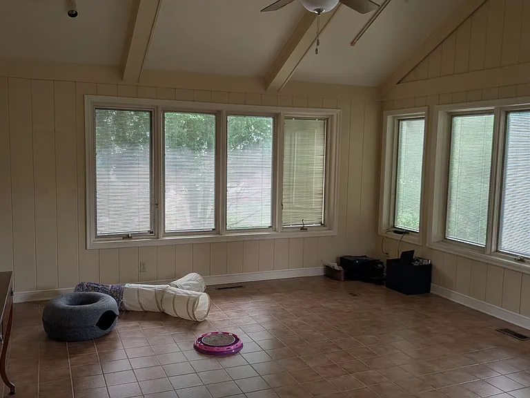 Sunroom/4 season porch.