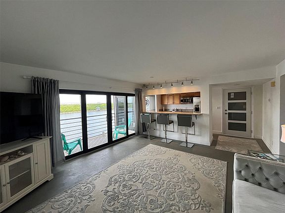 4th image of 3200 N Ocean Drive #405