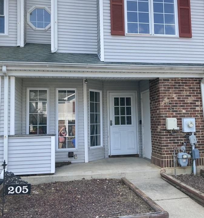 1st image of 205 Lake Arrowhead Cir