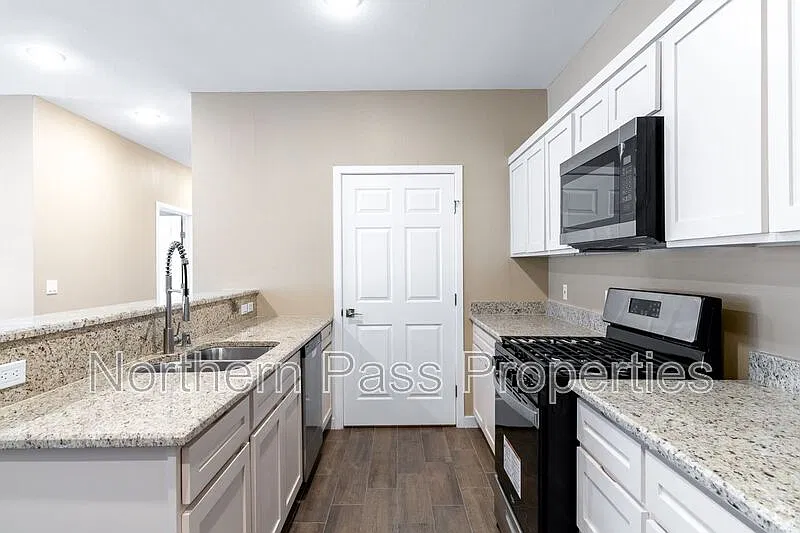 3 bed, 2.0 bath, 1368 sqft, $1,525 — Photo 4