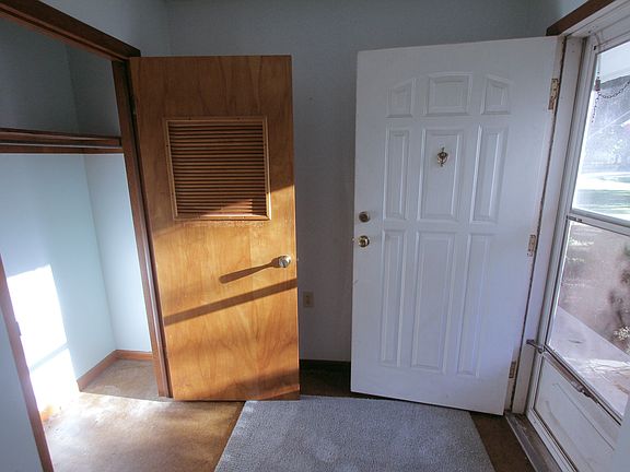 Formal entry w/ closet