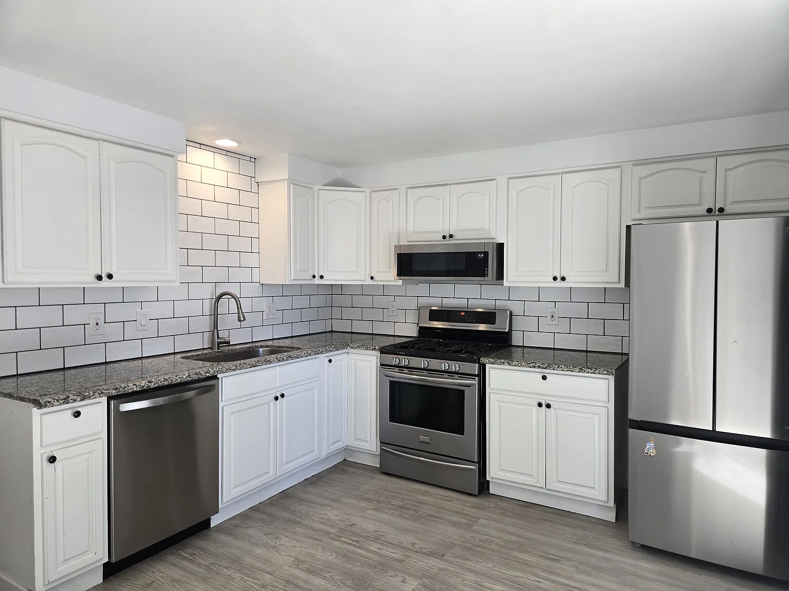2 bed, 1.5 bath, 864 sqft, $1,700 — Photo 2