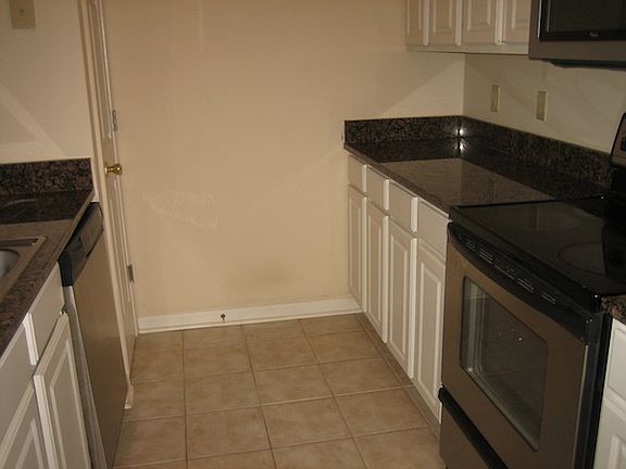 4th image of 1600 Long Grove Dr Unit 412