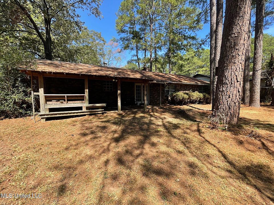 2nd image of 207 Fox Meadows Rd